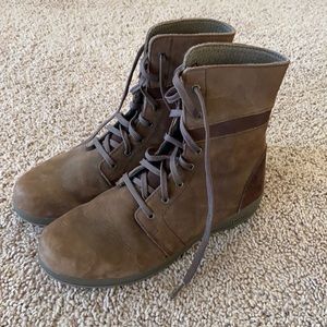 Like new brown Chaco boots